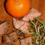 corte de carne con romero y mandarina
