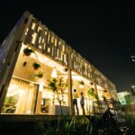 fachada-entrada-restaurante-asiatico-noche-luces
