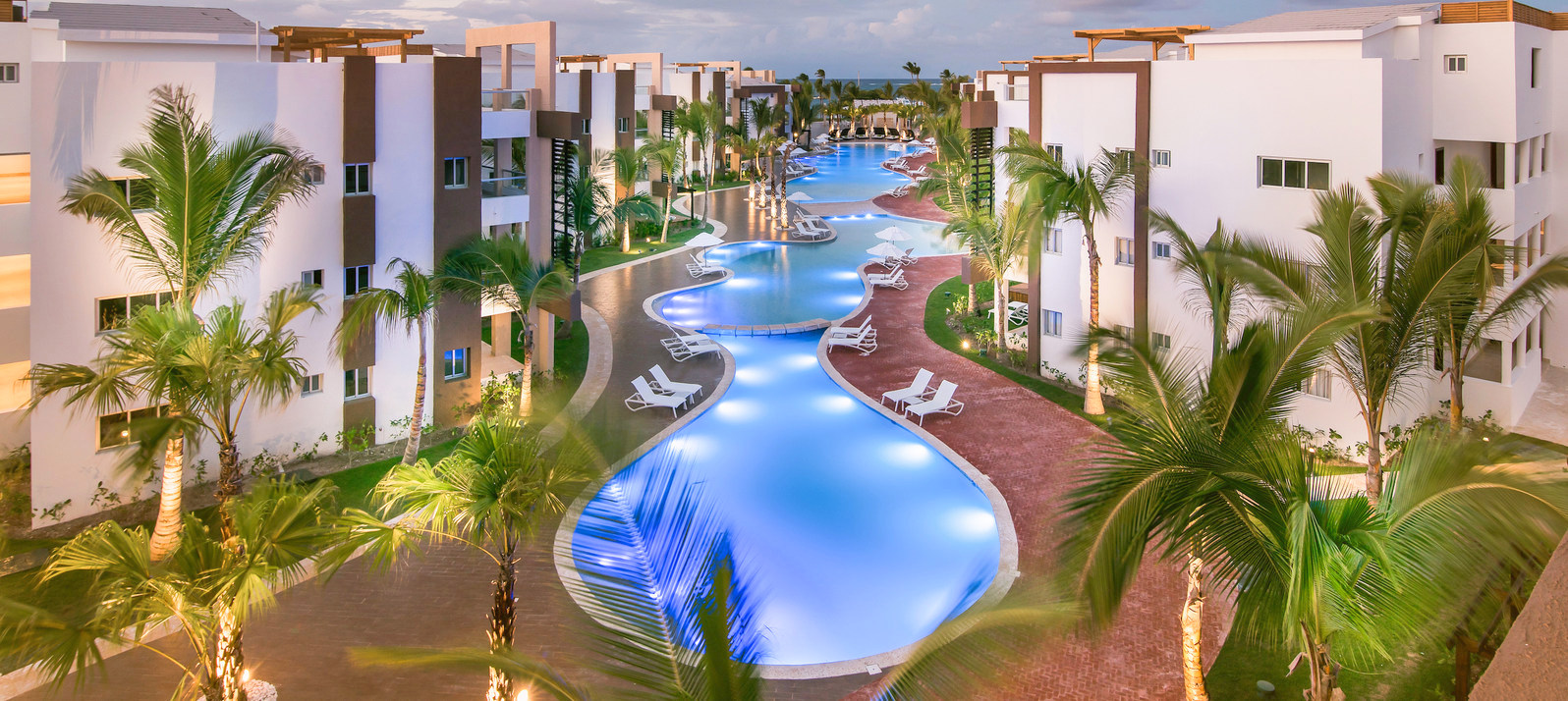 Blue Beach Punta Cana Luxury Resort ofrece coctel a agentes de viajes