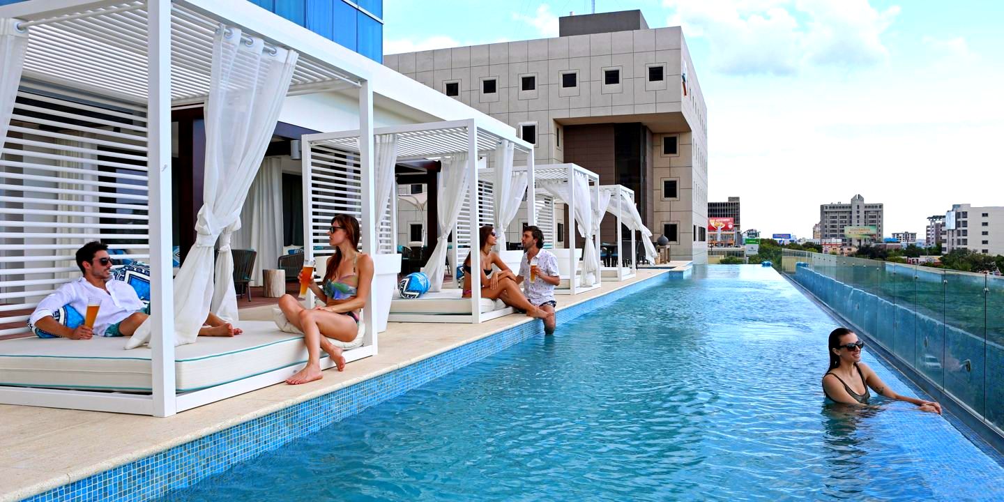 Permission to relax, la oferta inigualable de entretenimiento en Blu Pool Bar del hotel Real Intercontinental Santo Domingo