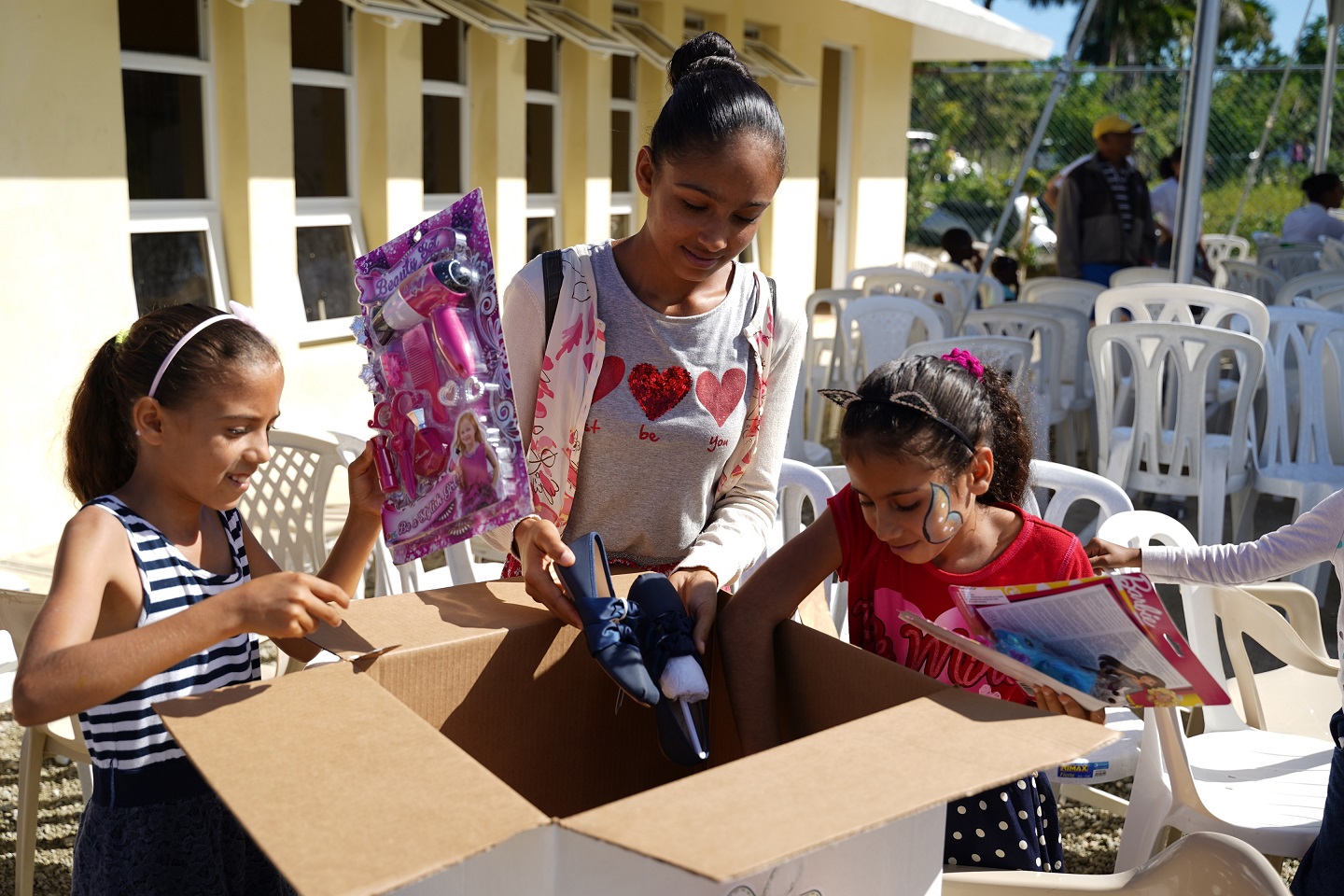 Grupo Puntacana llevó “Un Regalo de Reyes” a más de 400 niños en La Otra Banda