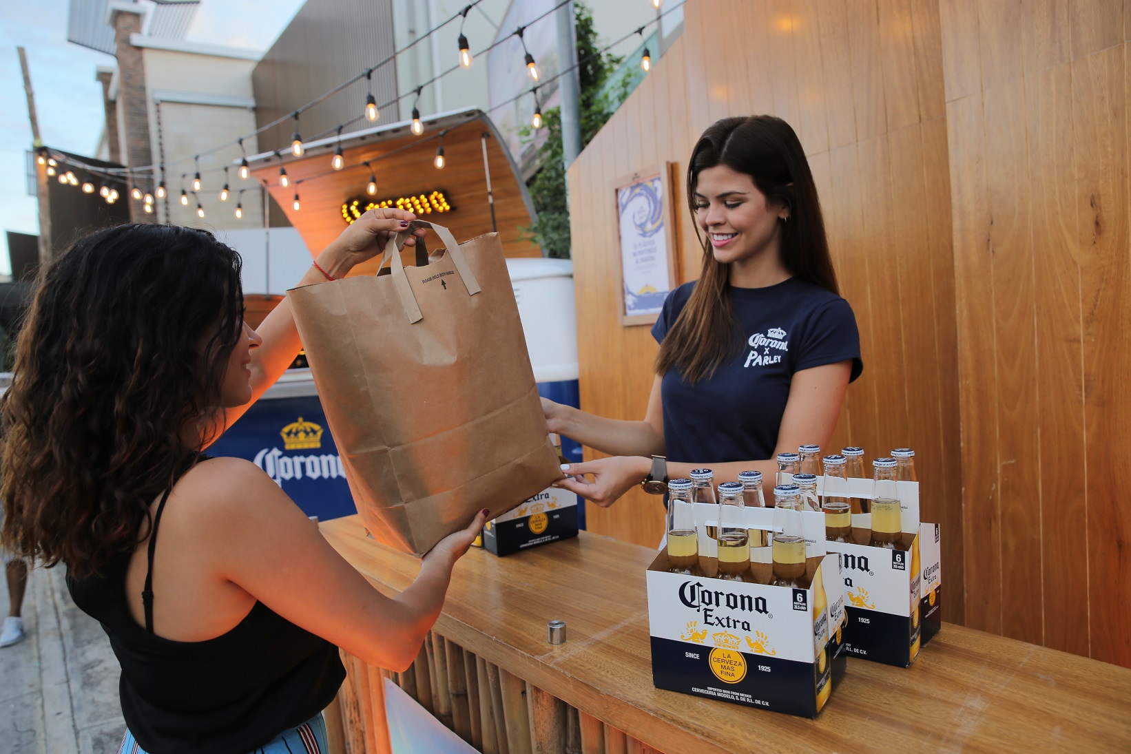 Cerveza Corona intercambia plástico por cerveza durante la Semana Mundial de los Océanos para proteger el paraíso junto a Parley for the Oceans
