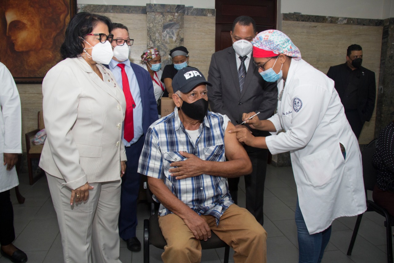 Universidad Autónoma de Santo Domingo ha vacunado un promedio de 50 mil personas contra covid-19
