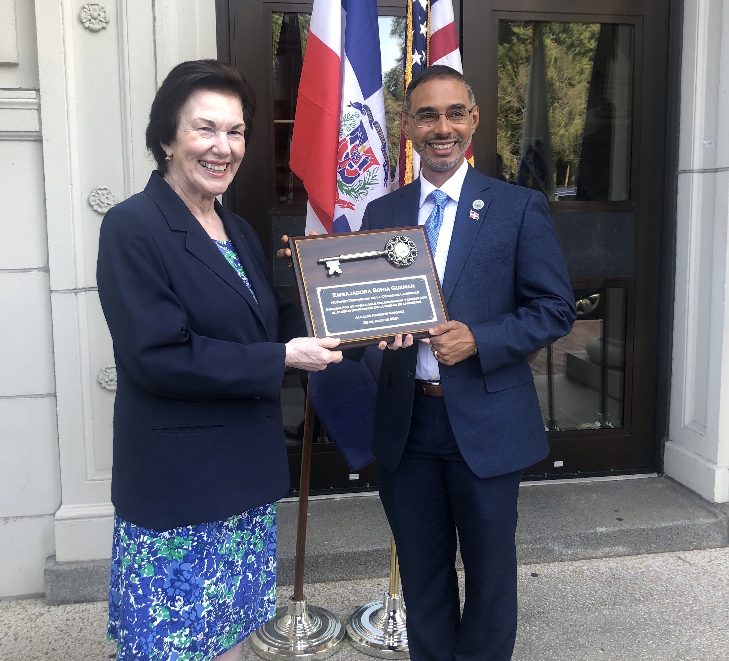 Embajadora dominicana en Estados Unidos recibe llave de la ciudad de Lawrence