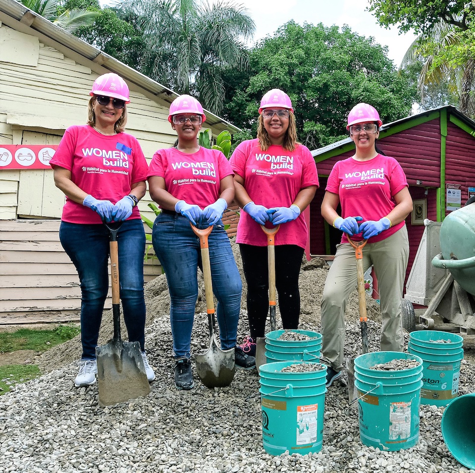 Voluntarias construyen pisos para jugar en 2da edición de Women Build República Dominicana