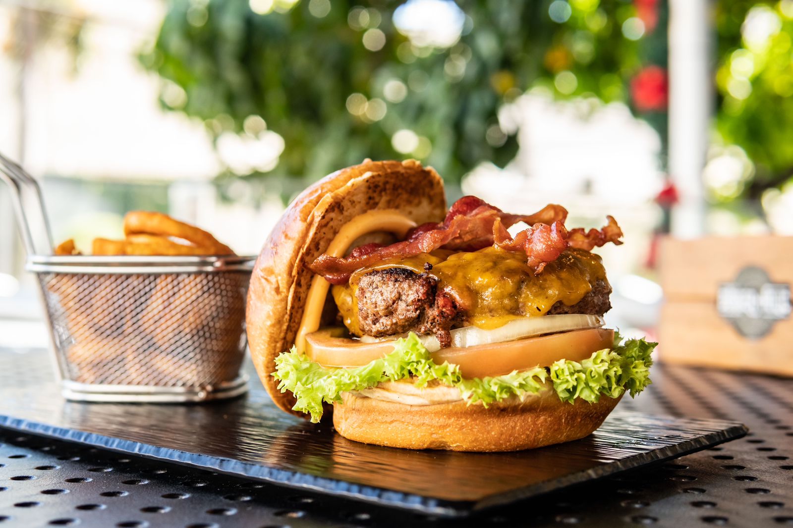 Burger Holic Streef Food celebra 6to. Aniversario y anuncia la apertura de nuevas sucursales