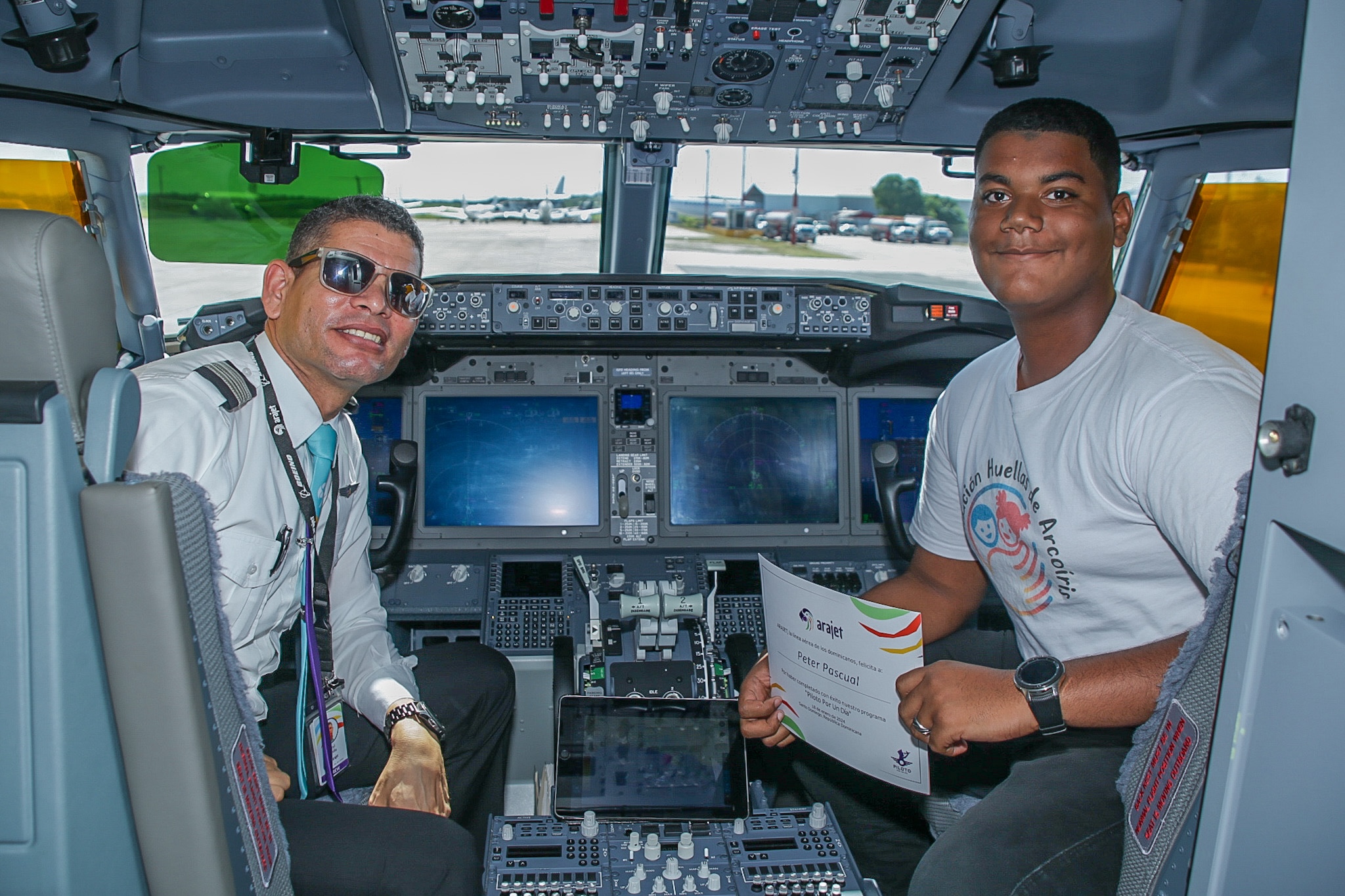Arajet promueve cultura educativa aeronáutica con su programa de responsabilidad social “Piloto por un día”