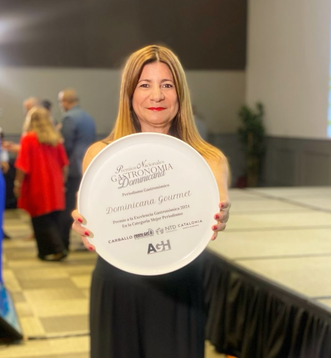 Luisa Feliz recibe premio al mejor periodismo gastronómico por la revista Dominicana Gourmet