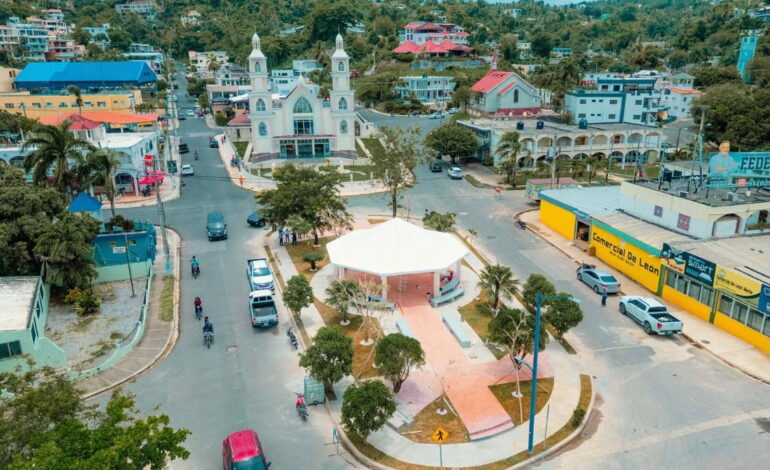 Presidente Abinader y ministro Collado inauguran reconstrucción de Malecón y otras obras en Samaná
