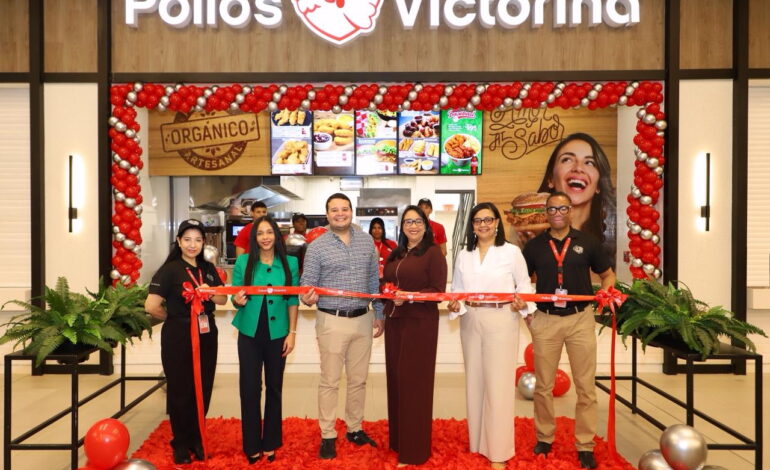 Reforzando su presencia en el Cibao, Pollos Victorina inaugura nueva sucursal en Ágora Santiago Center