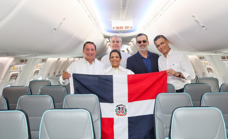 Héctor Porcella participa en entrega de nueva aeronave de Arajet en La Romana